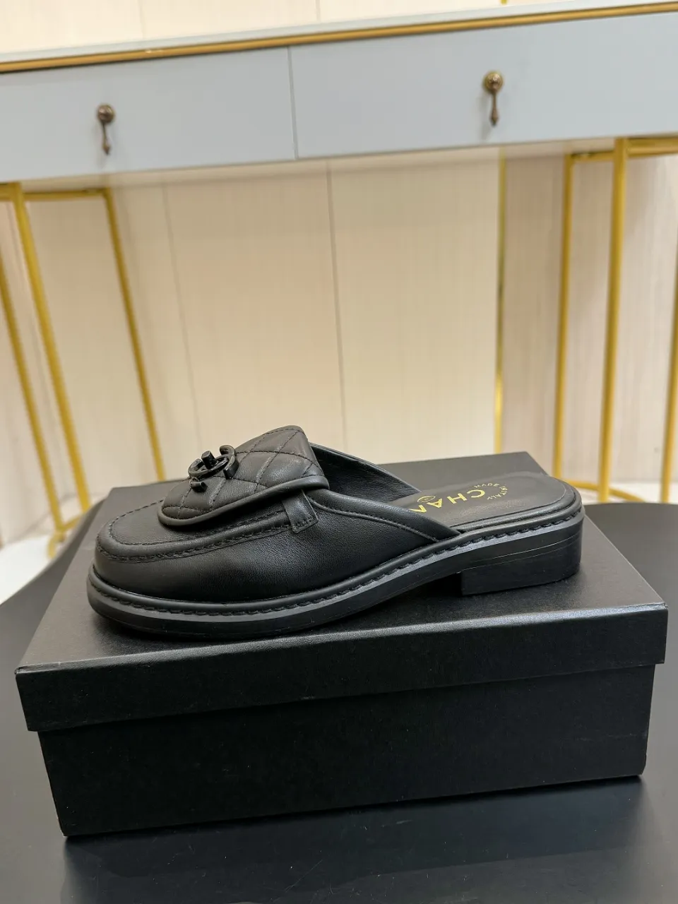 👟👟Ex-factory price 480👟👟 Xiaoxiang official website synchronizes the high version of CHANEL 2025 Chanel top buckle open-heeled shoes. The must-have hot style for early spring, the goddess series, has the elegant and ladylike temperament of Xiangjia, super attractive, irresistible, and heart-warming... ▪️The upper is imported sheepskin ▪️The lining is imported sheep lining (the same as the original version) ▪️Original model open version, genuine leather outsole🇮🇹 ▪️Standard size 35- 41 42 Customized, non-returnable
